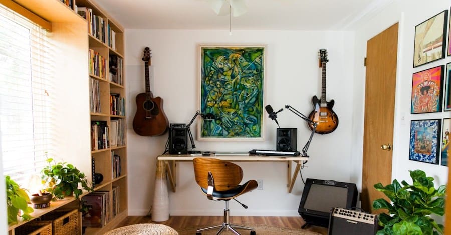 Guitare support mural DIY  Music room design, Home recording studio setup,  Recording studio setup